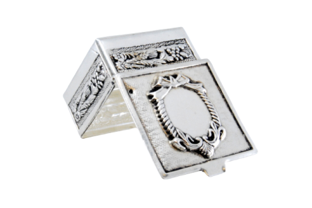 Caixa de comprimidos em prata com laços e relevos na envolvência com tampa basculante.